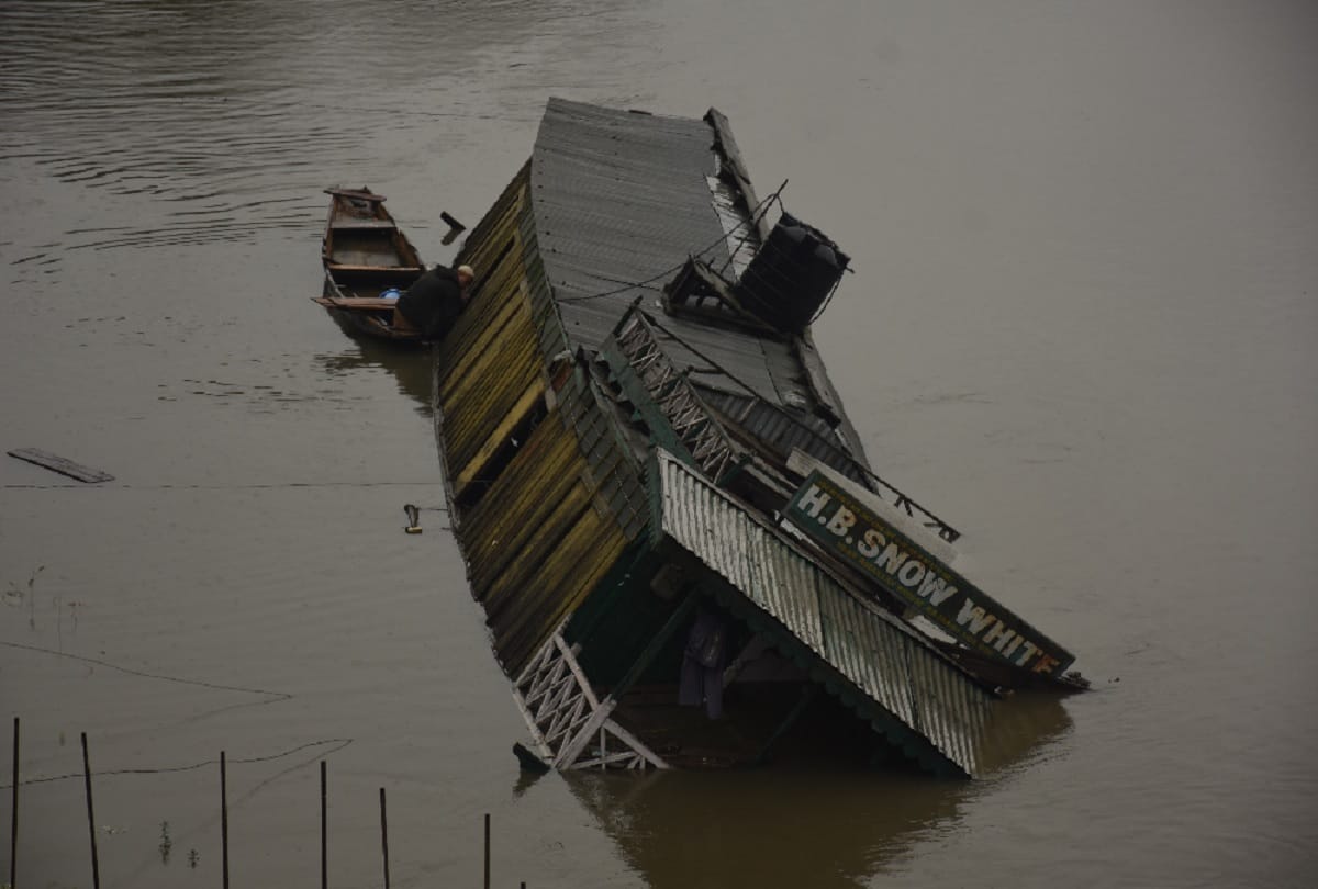 Jammu and Kashmir many river overflowing due to heavy rainfall 