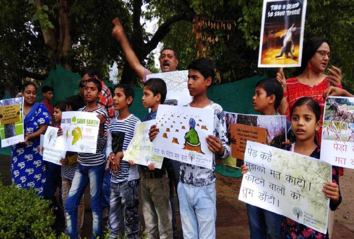 in delhi sarojini nagar people demand that trees should not be transplant on other places