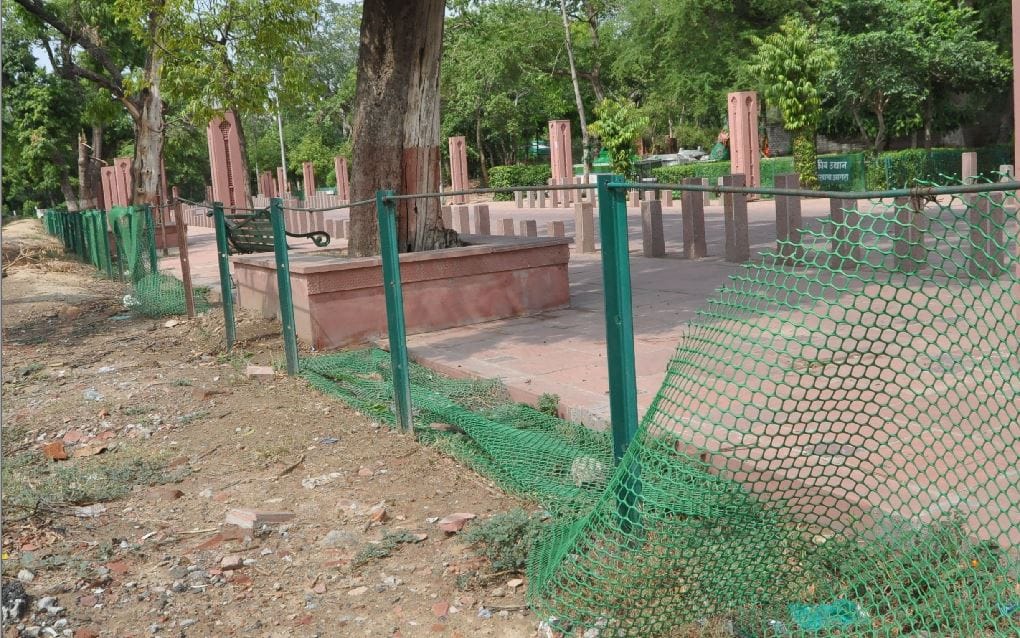 walkway is being built between taj mahal and agra fort.