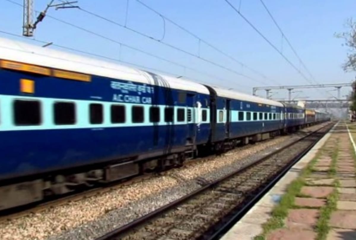 many trains arrived late in lucknow