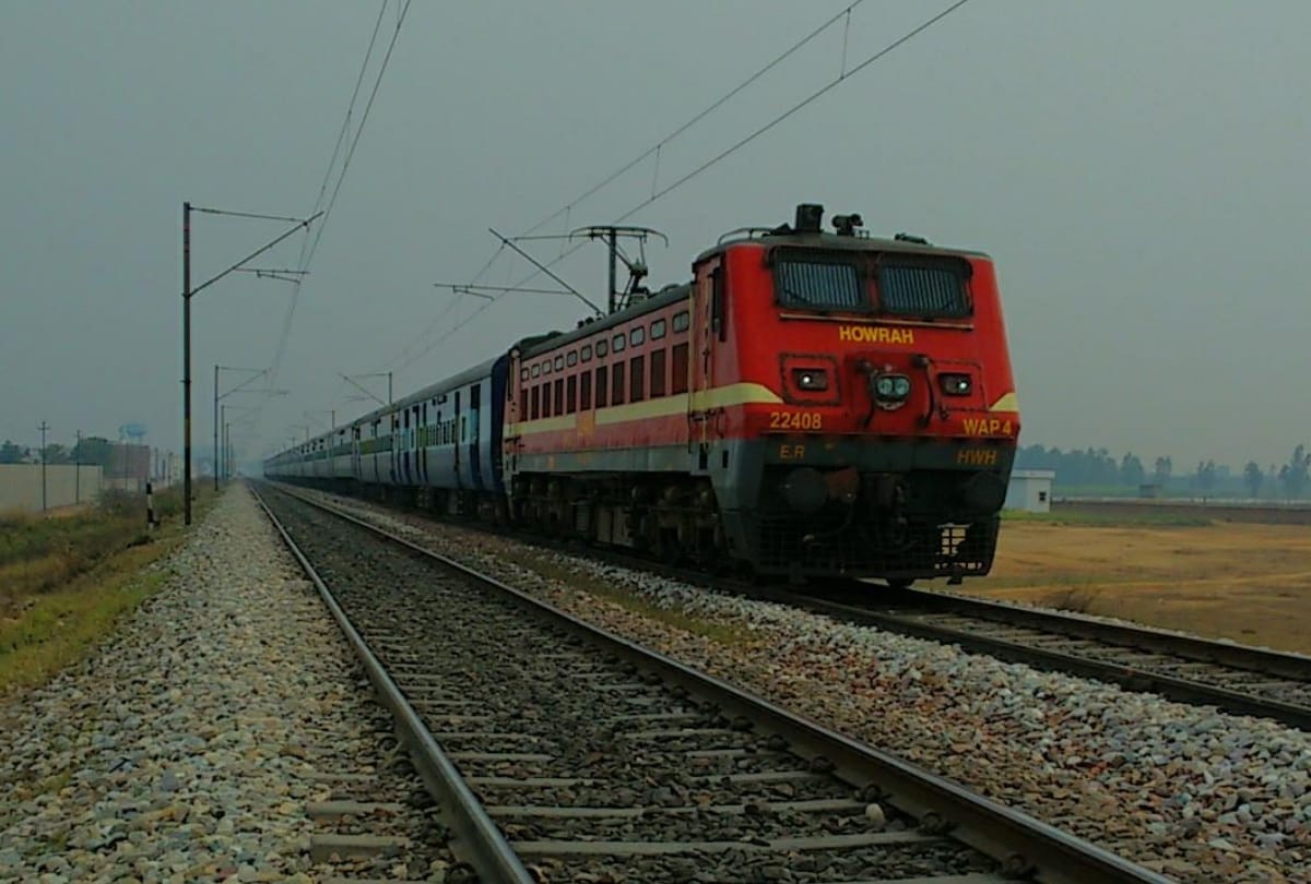 many trains arrived late in lucknow