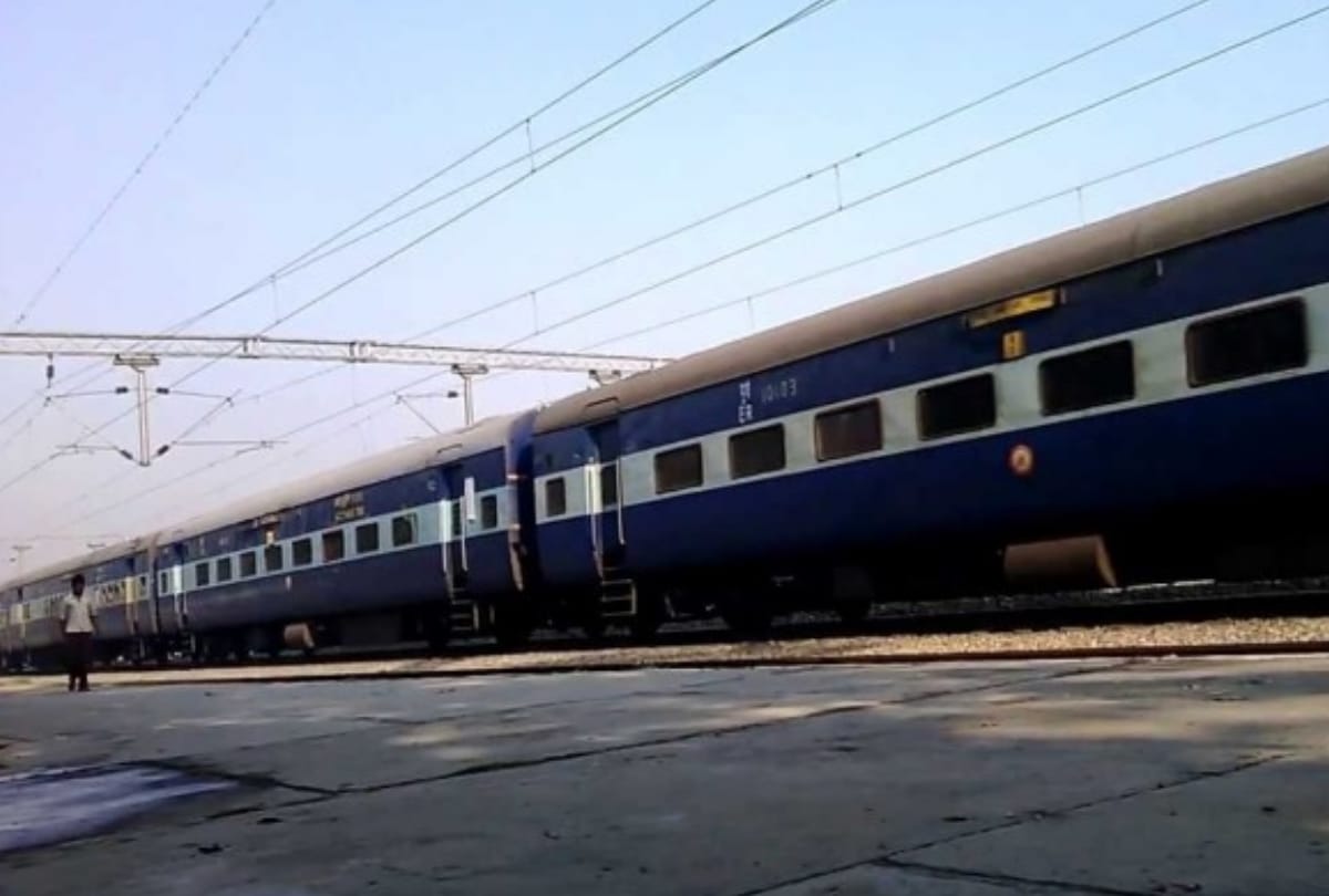 third gender beaten passengers in lucknow-pune express