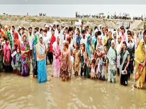 Water Satyagraha for Arjunpur-Bargaon Bridge in farrukhabad