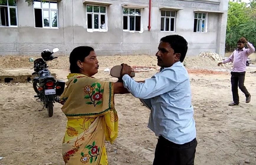 woman beaten man with sandal in mainpuri