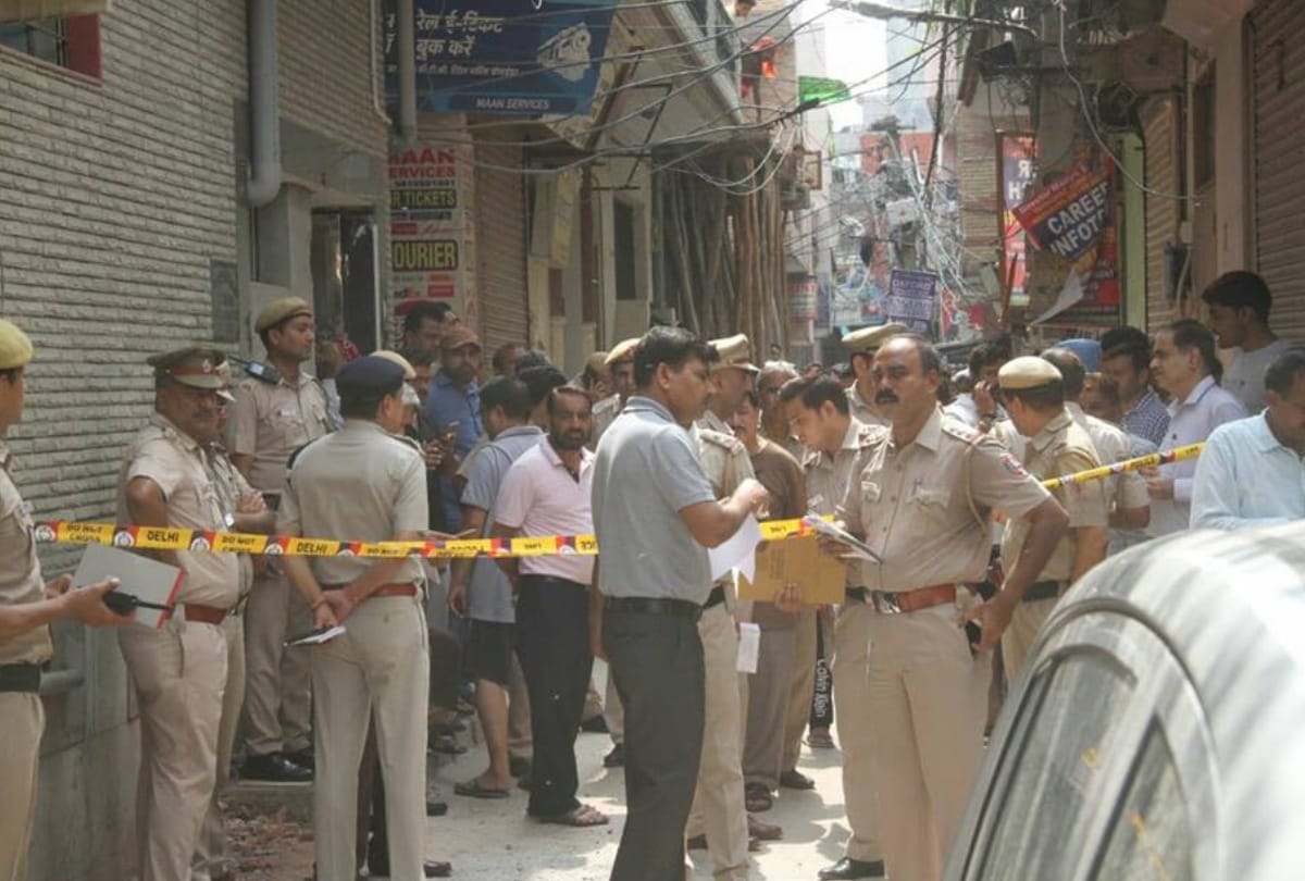 delhi 11 dead bodies recovered from house in burari family police investigation murder mystery