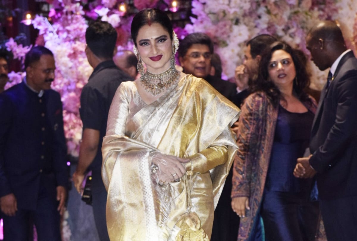 rekha royal look at akash ambani shloka mehta engagement party