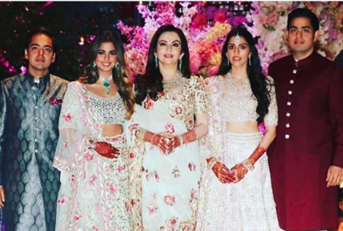 navya naveli wear saree at akash ambani engagement party