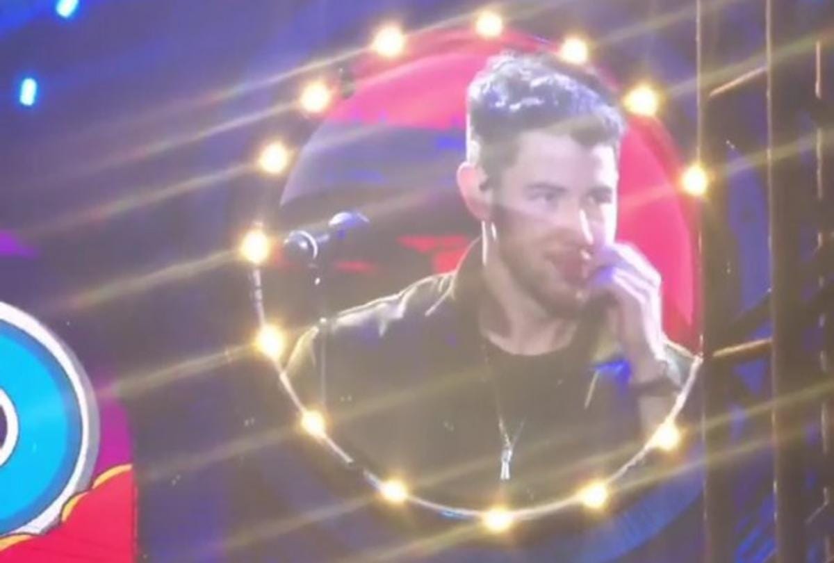 priyanka chopra showing her love to boyfriend nick jonas