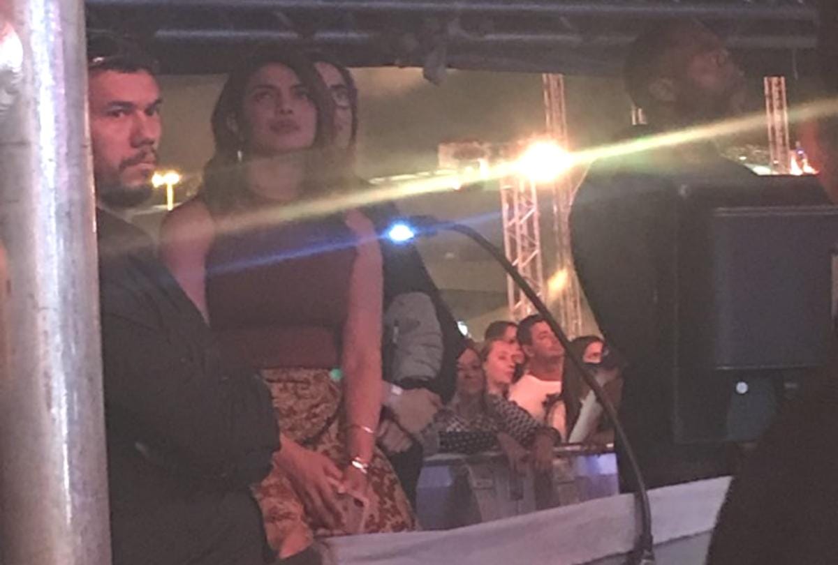 priyanka chopra showing her love to boyfriend nick jonas