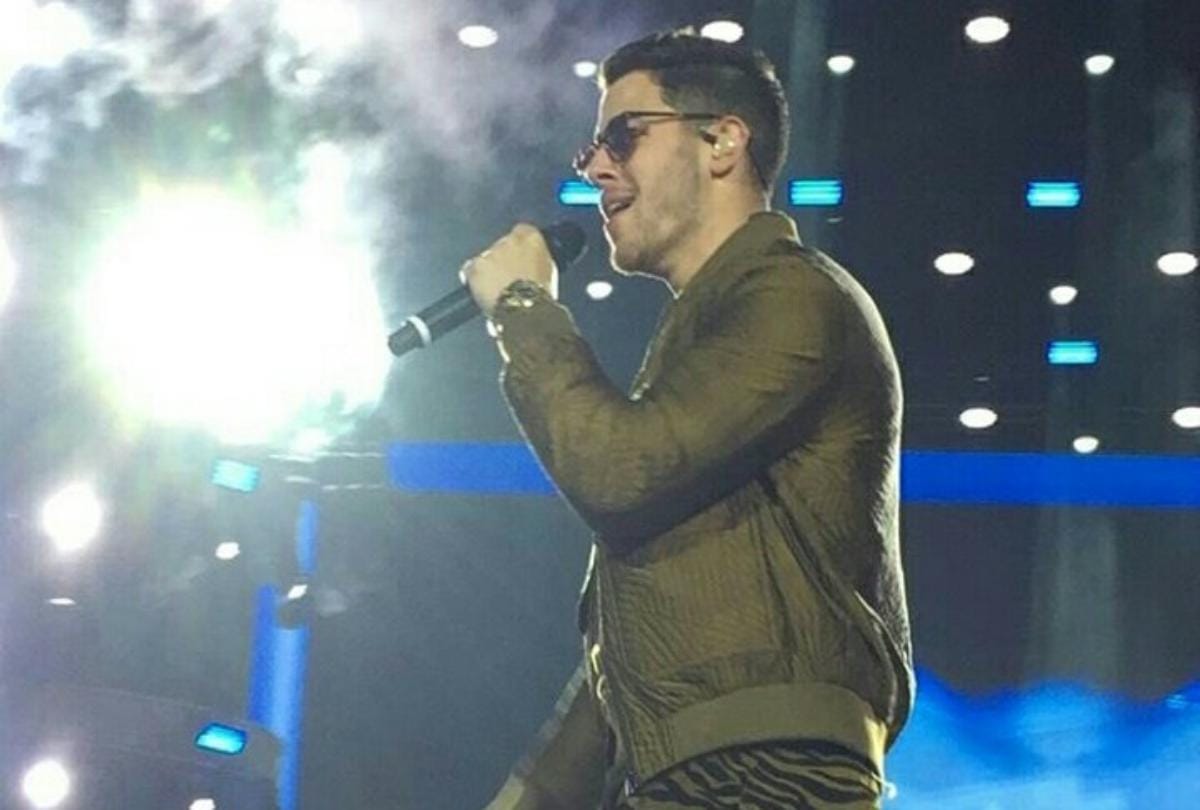 priyanka chopra showing her love to boyfriend nick jonas