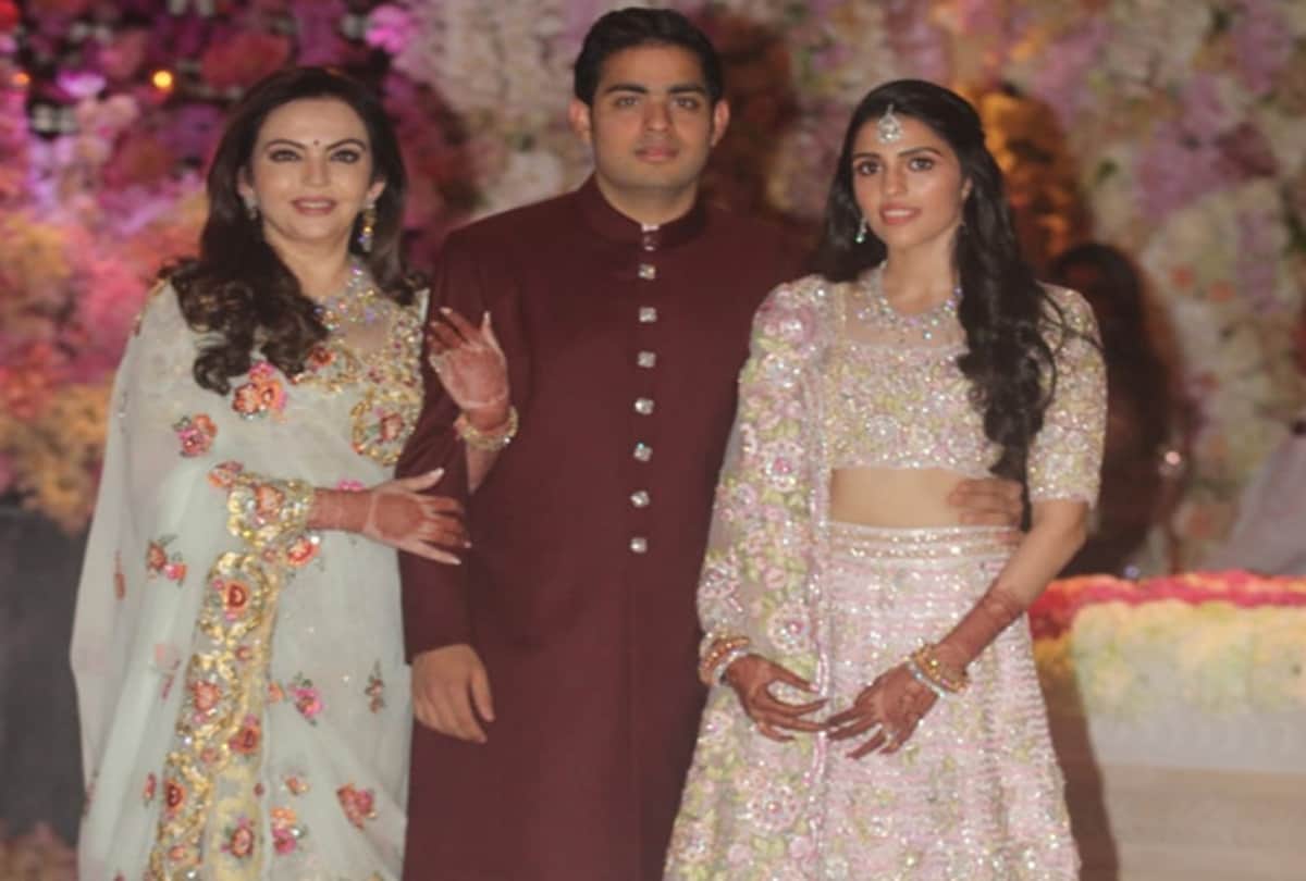 shah rukh khan pulling Anant Ambani leg with rumoured girlfriend Radhika Merchant by his side