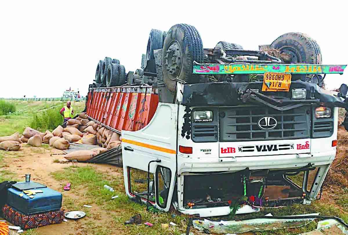 Agra Lucknow express way Truck crashes