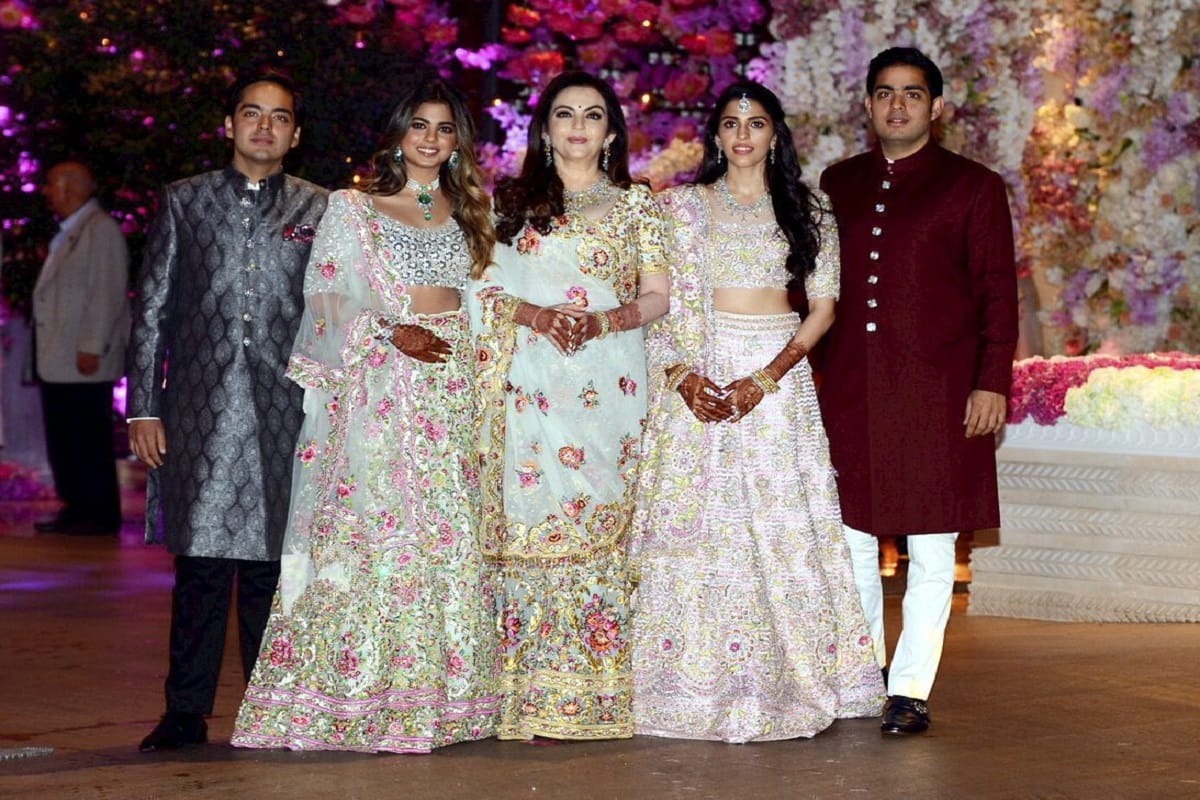 mukesh ambani's son akash ambani got engagement with shloka meha