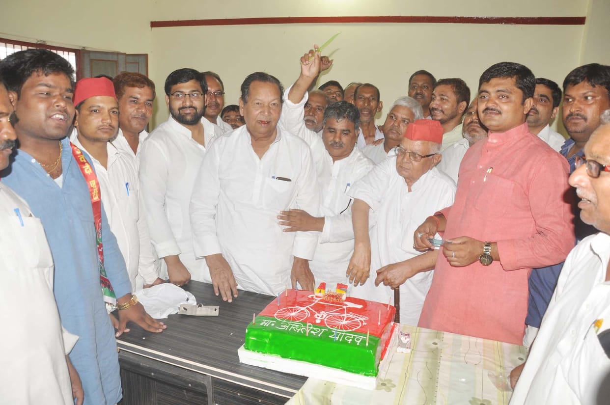 sp workers celebrated birthday of party president