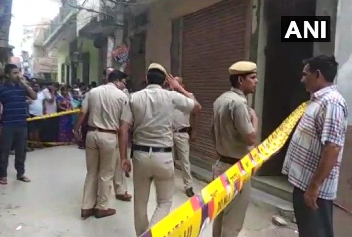 A man attacked his two daughters and wife in Delhi