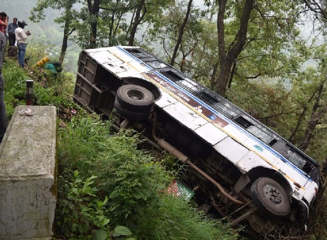 कार को बचाने के प्रयास में पैरापिट तोड़ पेड़ पर अटकी बस