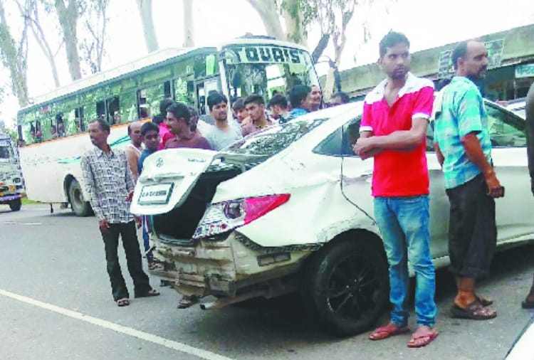 टायर फटने से चलती कार पलटी