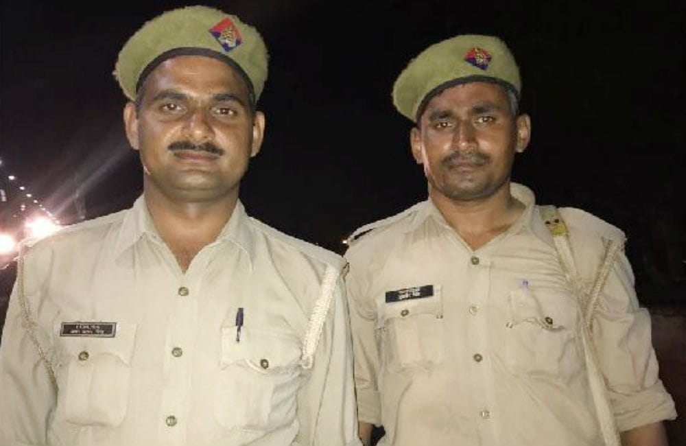 Up police constables saved life of Four children who drowning in the yamuna river