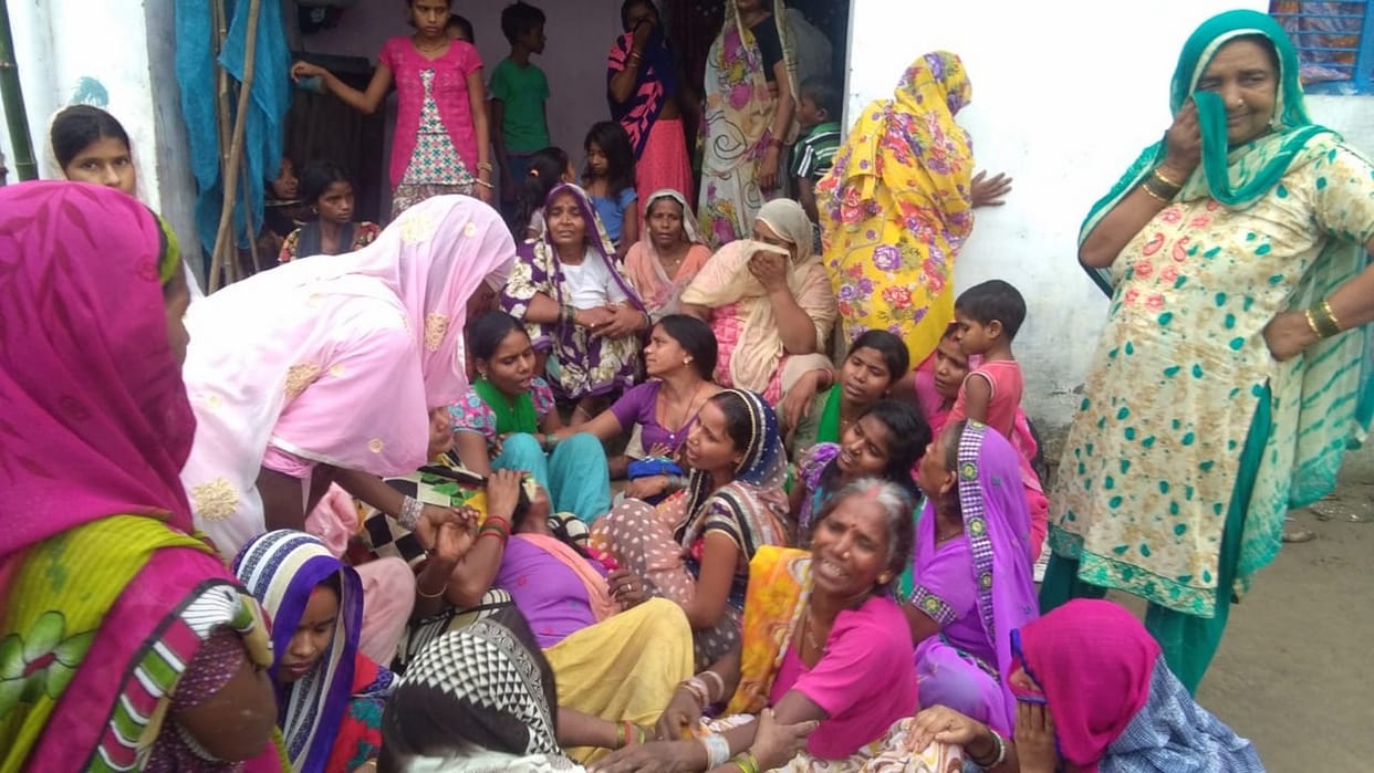 ट्रक की चपेट में आई मां-बेटी की मौत, युवक जख्मी