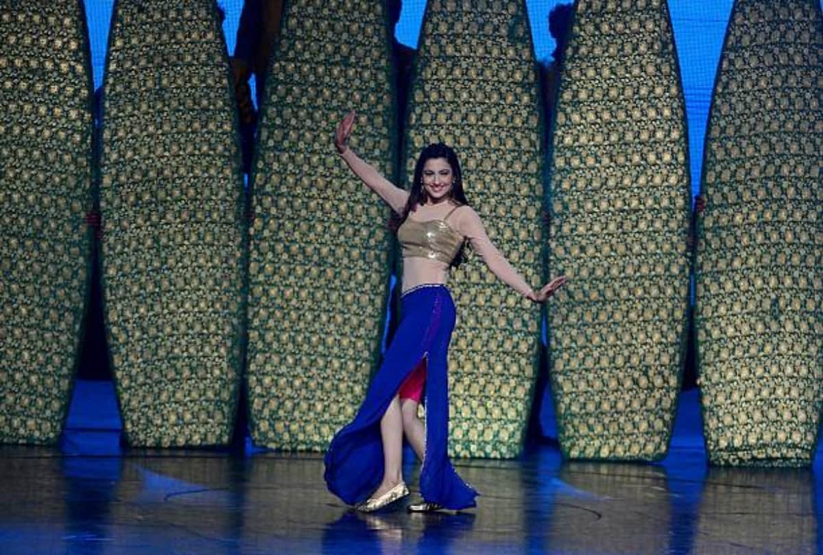 Bollywood actress Gauahar Khan wearing a 15 kg costume in her next dance number