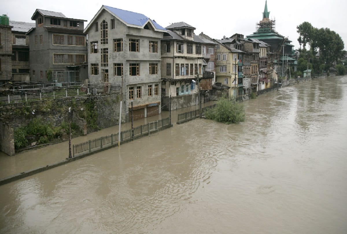 heavy rains Jhelum River cross danger mark jammu kashmir governor nn vohra chairs emergency meeting