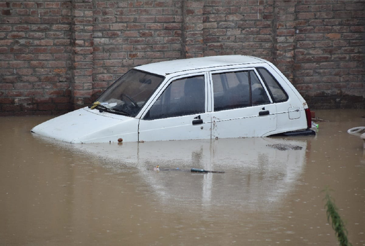 heavy rains Jhelum River cross danger mark jammu kashmir governor nn vohra chairs emergency meeting