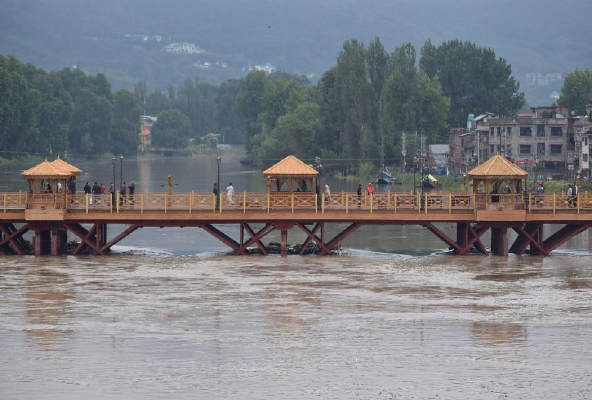 heavy rains Jhelum River cross danger mark jammu kashmir governor nn vohra chairs emergency meeting