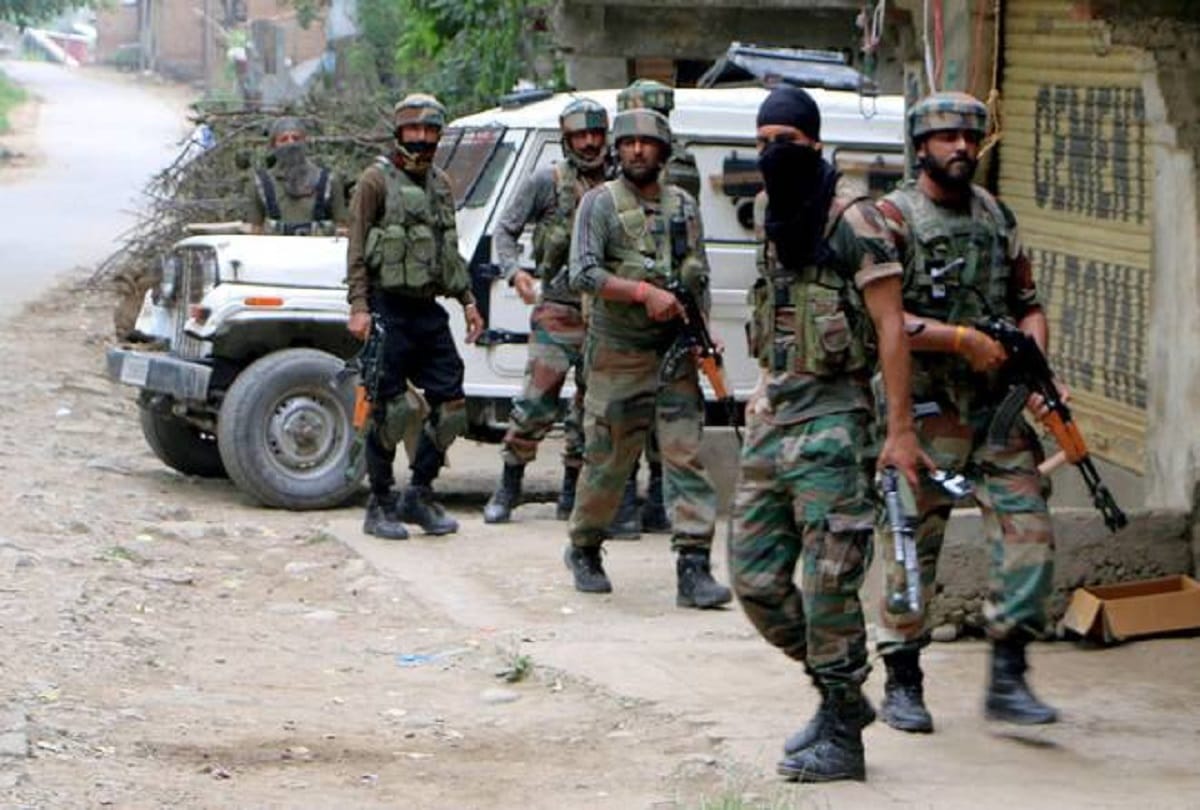 gun fight between militants and indian army in kupwara jammu kashmir jawan martyr