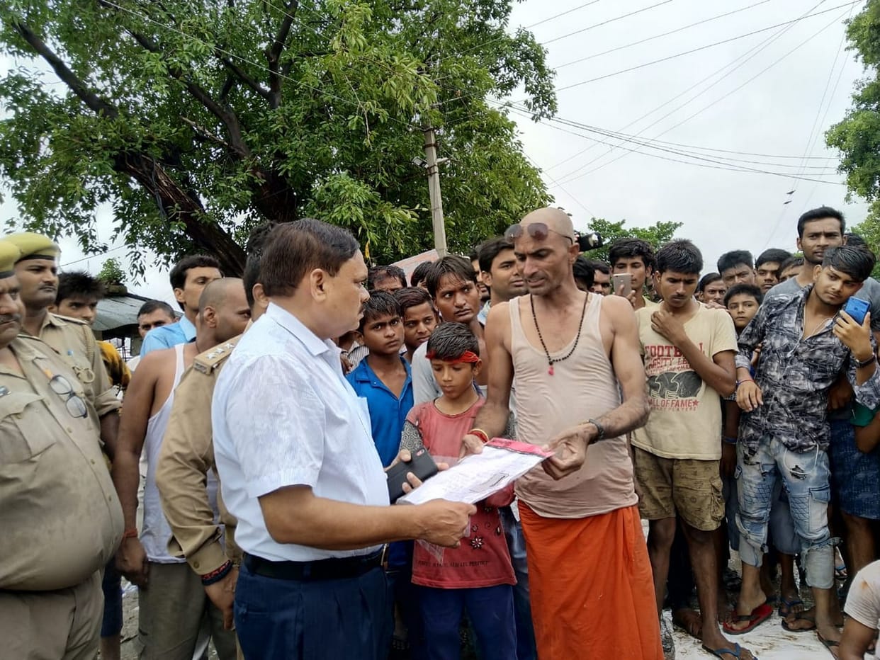 जलजमाव से गुस्साए लोगों ने सड़क पर जाम लगाया