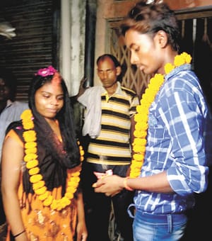 Lovers couple doubles out of the police station after panchayat