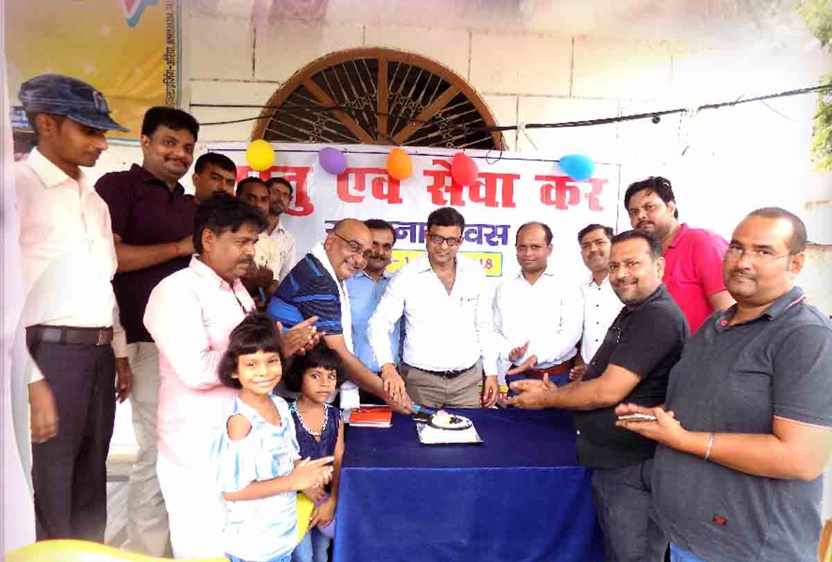 GSTOneYear: Traders celebrate joy by cutting cake in auraiya