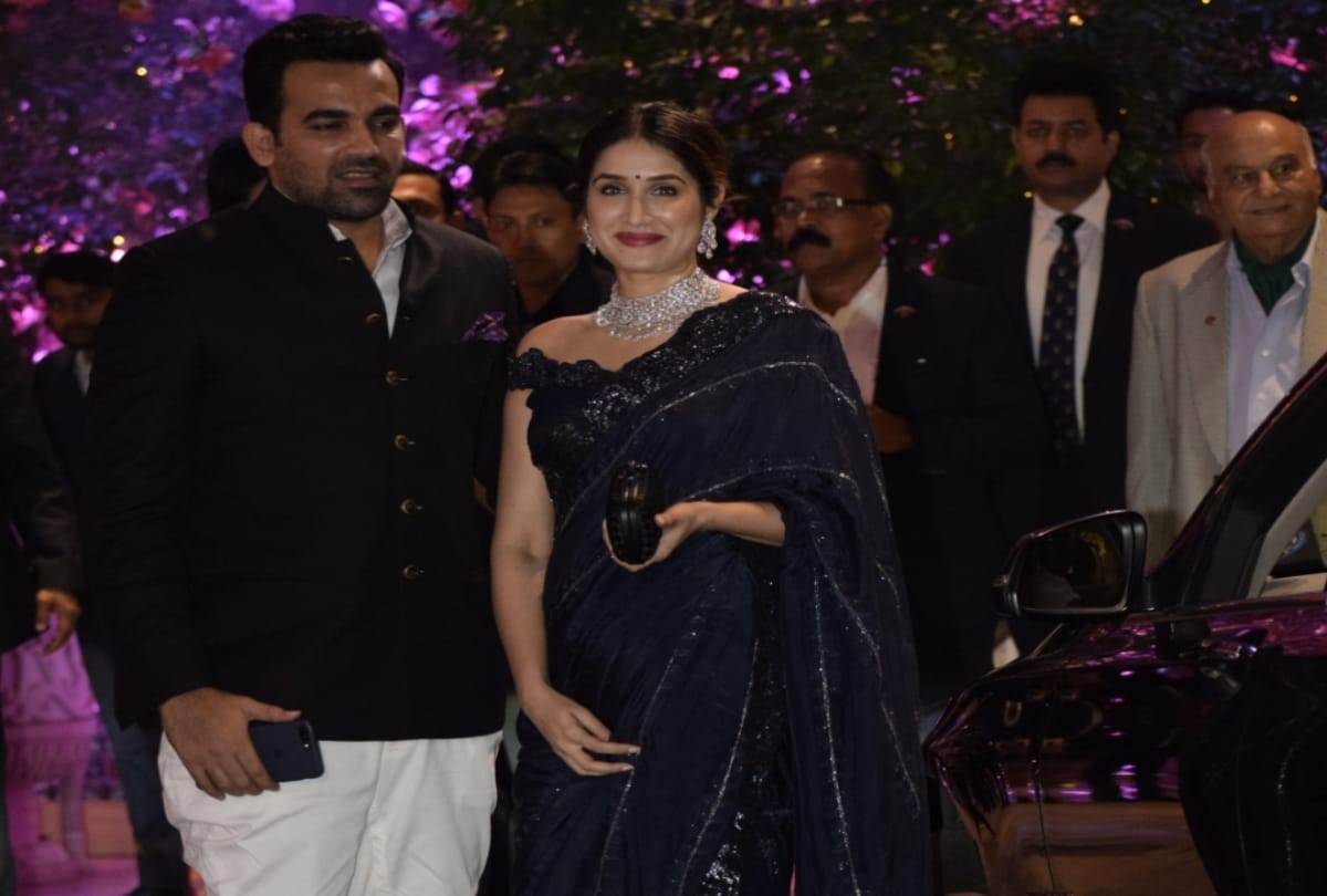 all bollywood stars reached Shloka Mehta and Akash Ambani engagement photos