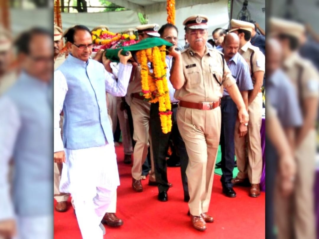 Madhya Pradesh CM Shivraj attended last rites of ASI Bhilala