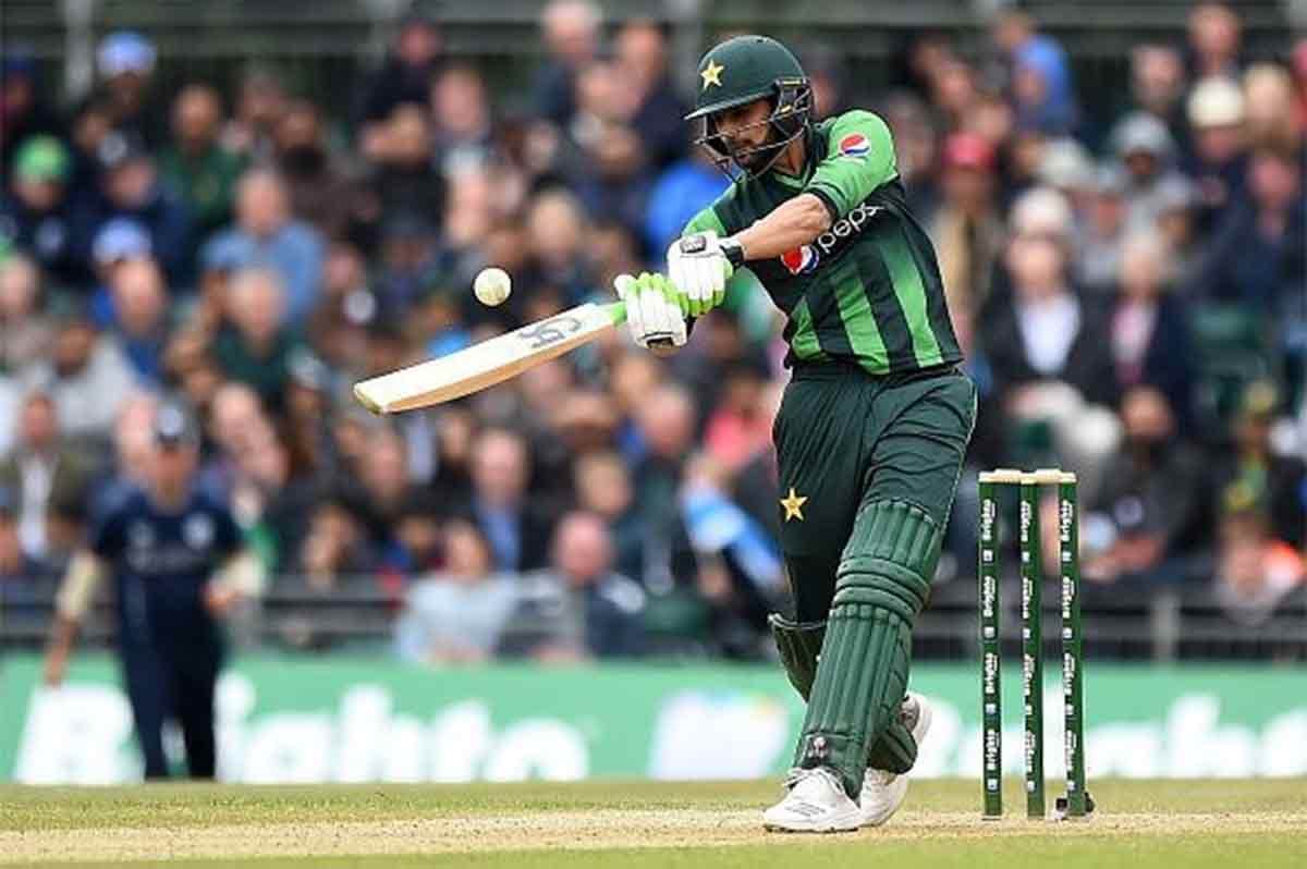 shoaib malik breaks two glasses with his two sixes in global t20 league