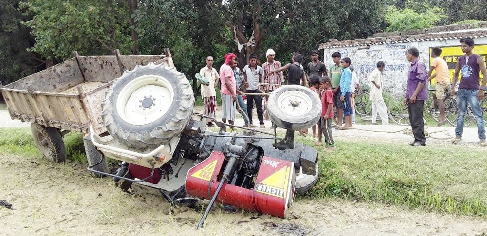 Uncontrolled tractor-trolley reversed, two injured
