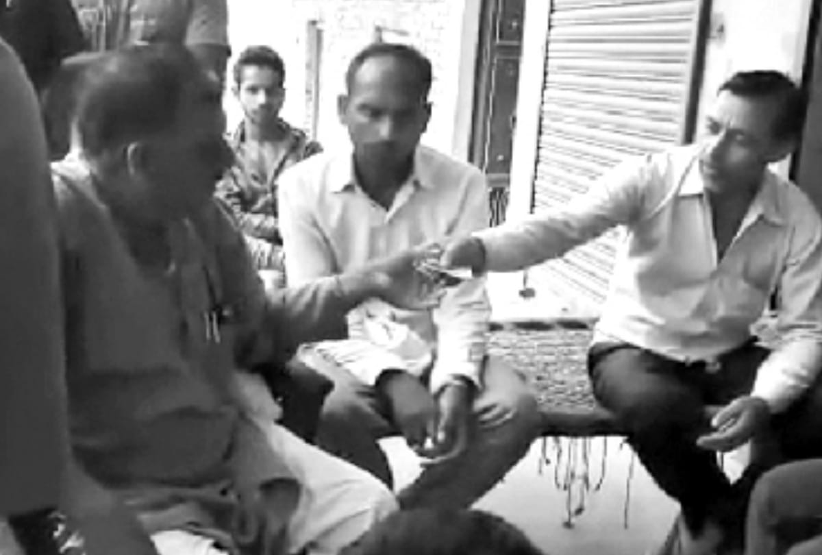 Writ man video viral to take bribe in Dadri