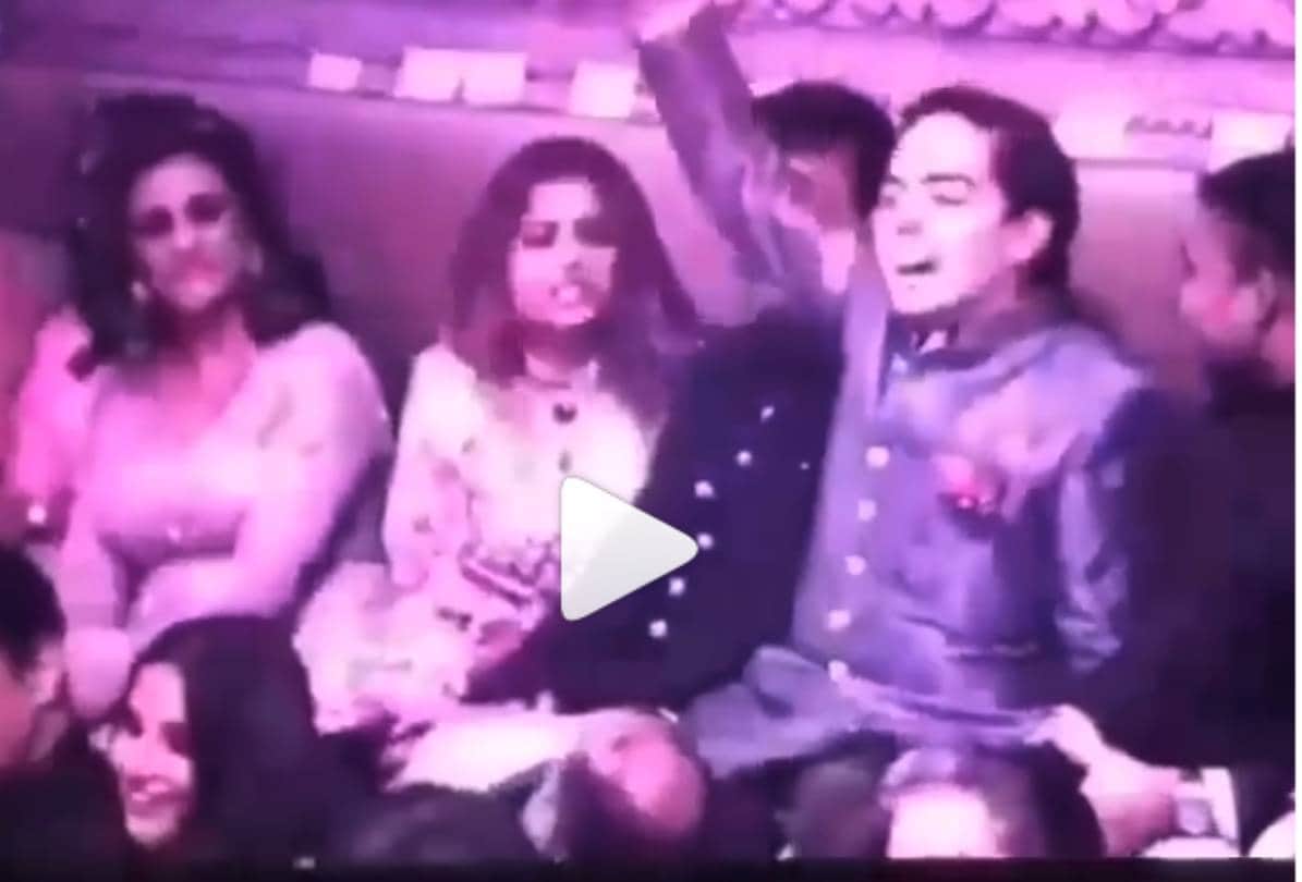 shah rukh khan pulling Anant Ambani leg with rumoured girlfriend Radhika Merchant by his side