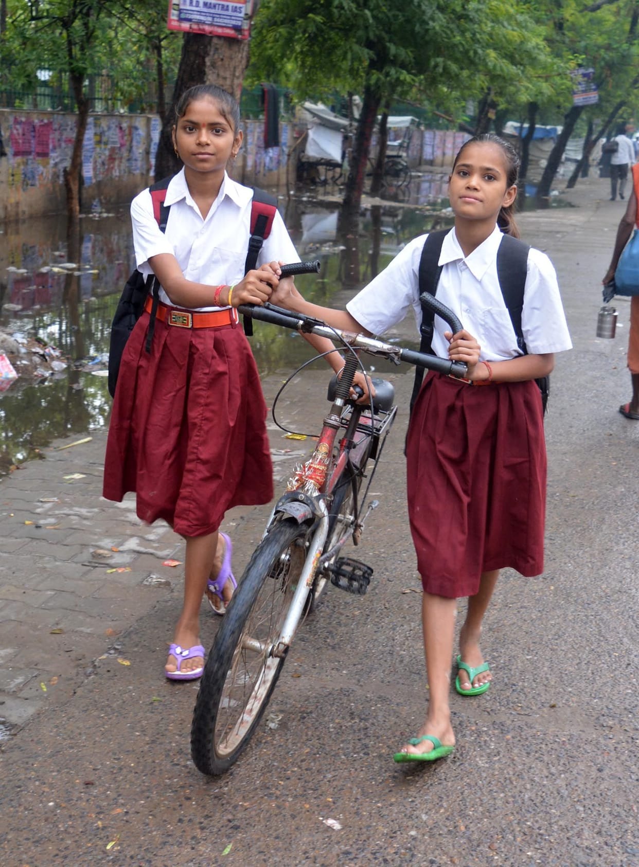 स्कूल खुले और फिर हो गया रैनी  डे