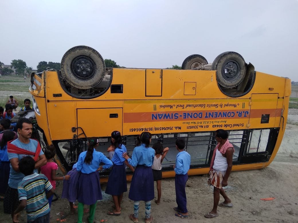 स्कूल बस पलटने से सवार बच्चे जख्मी
