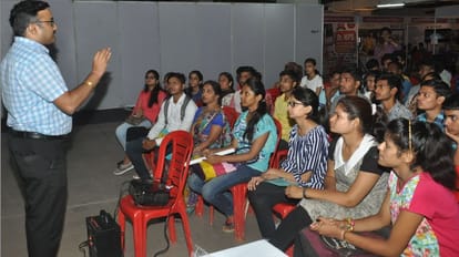 experts gave students tips to make career 