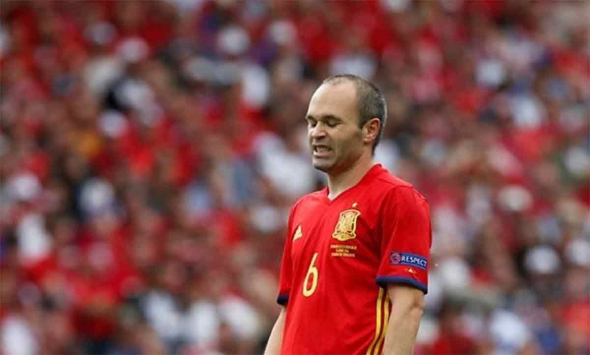 andres iniesta announces retirement from international football