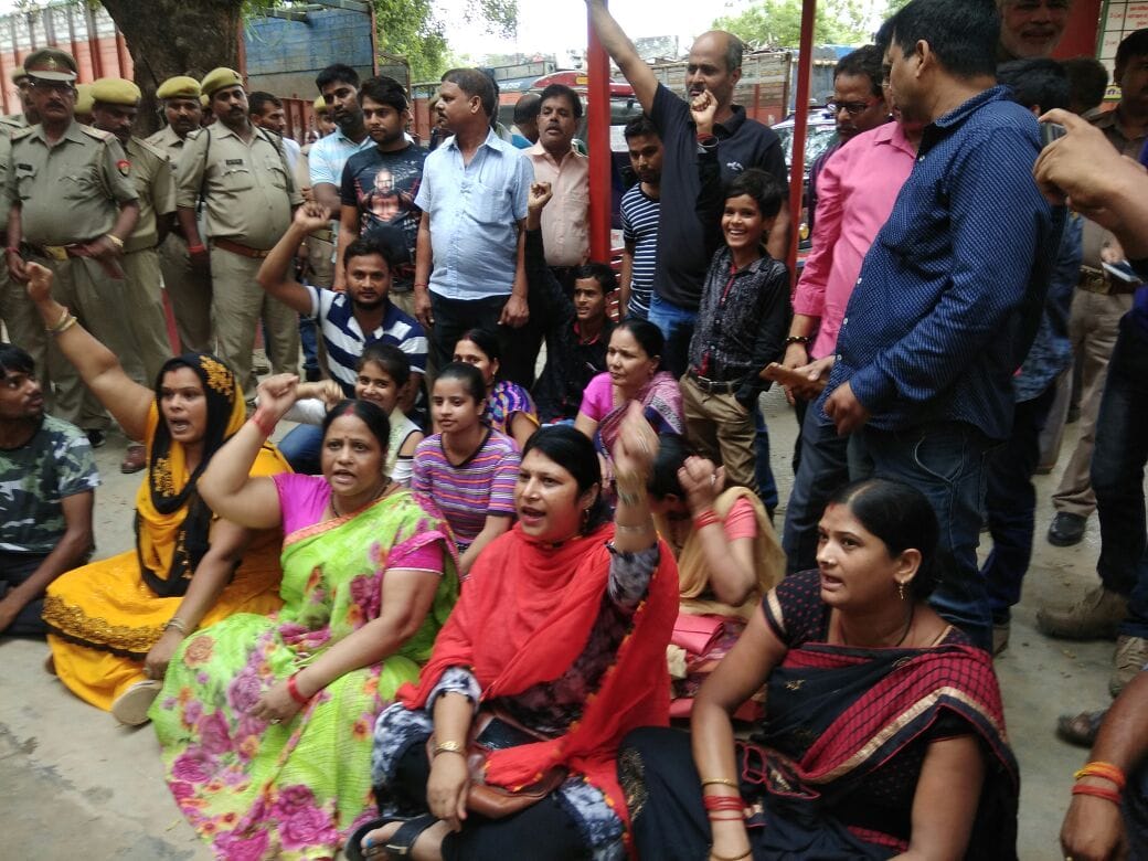 Bhadohi lockup death murder case accused family do protest against case