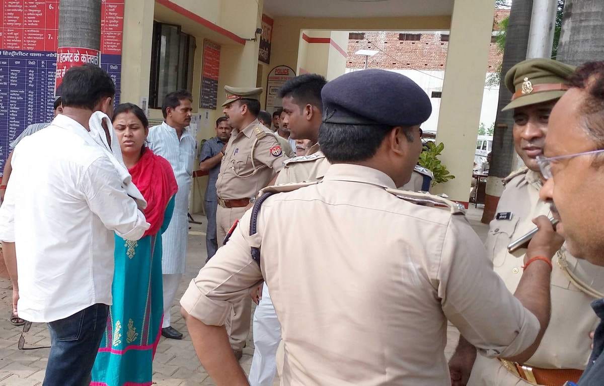 Bhadohi lockup death murder case accused family do protest against case