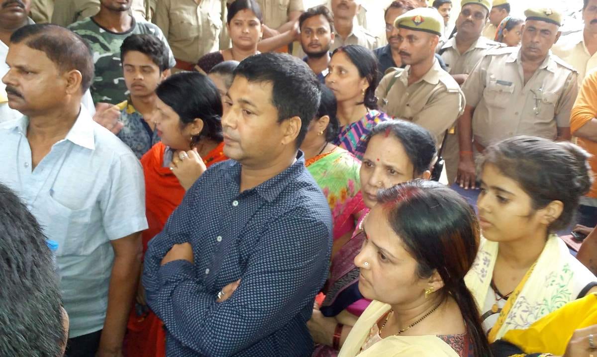 Bhadohi lockup death murder case accused family do protest against case