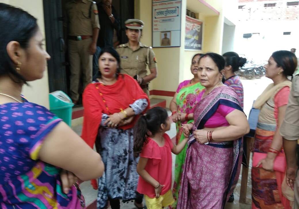Bhadohi lockup death murder case accused family do protest against case