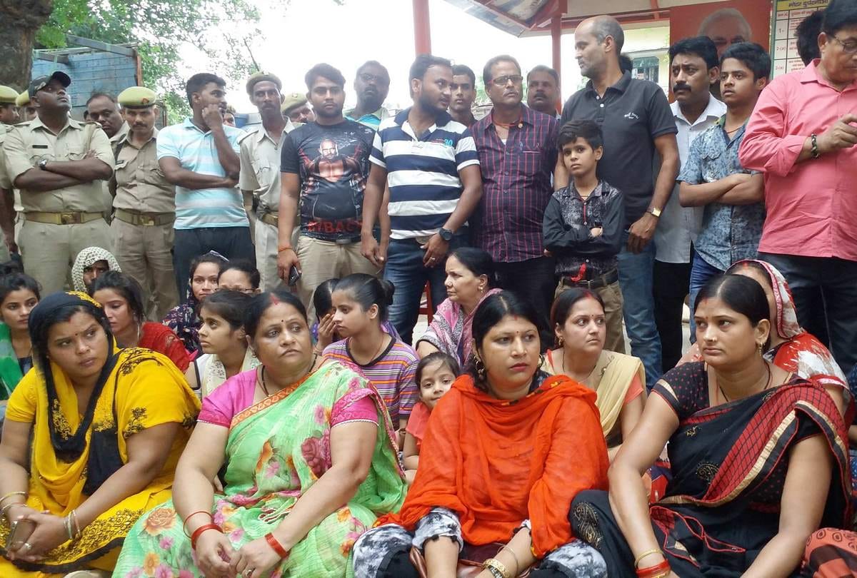 Bhadohi lockup death murder case accused family do protest against case