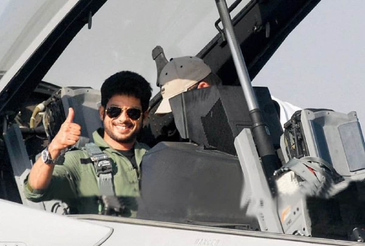 6 bollywood stars who know flying a plane themselves