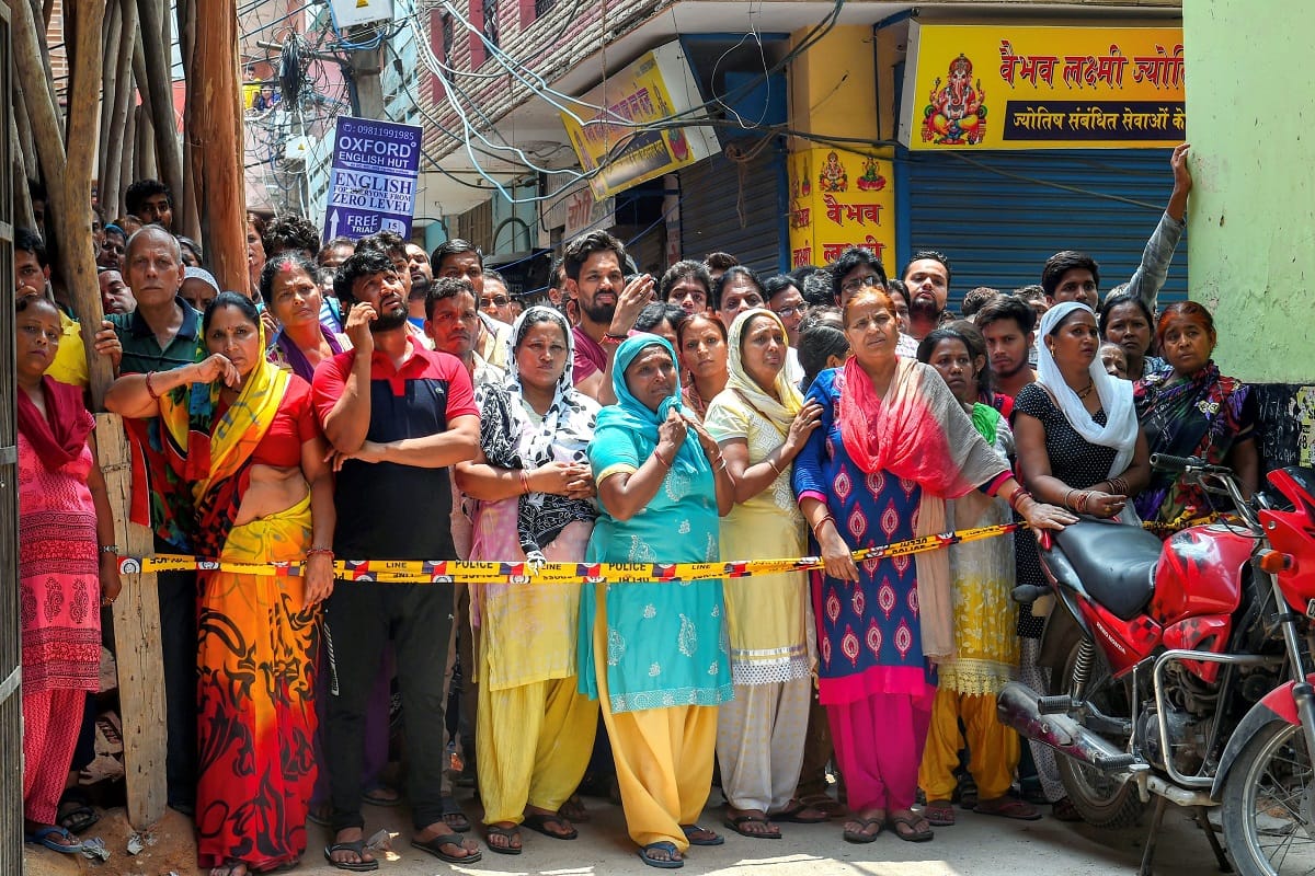 burari 11 people dead body found in suspicious condition delhi police investigating case this angle