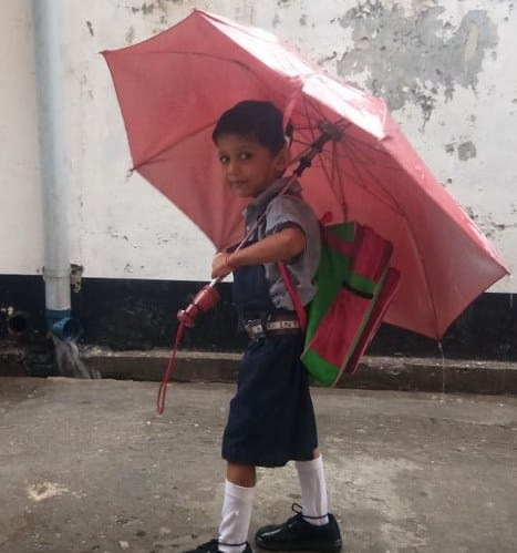 बच्चे आए, पाठ्य सामग्री ली और चले गए