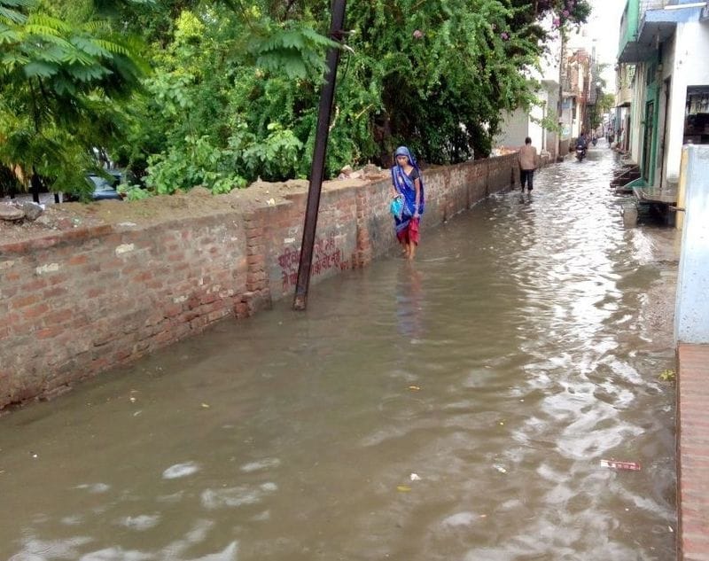 बिलासपुर में लोगों के घरों में घुसा बारिश का पानी